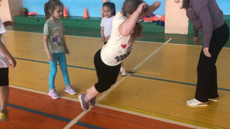 Воспитанники Структурного подразделения детского сада "Вишенка" вместе со своими педагогами успешно выполнили нормативы ГТО в СКК "Горняк".