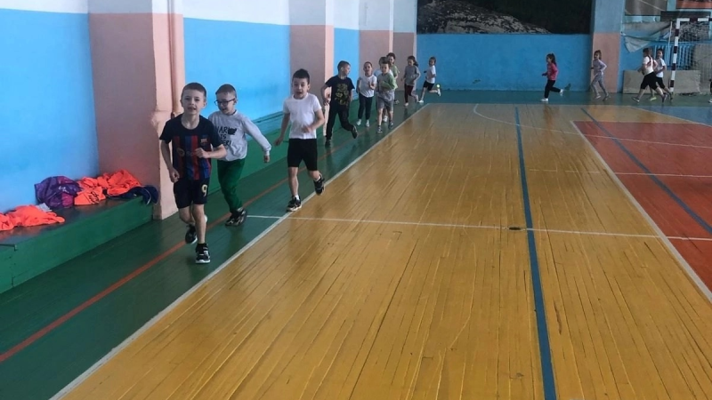 Воспитанники Структурного подразделения детского сада "Вишенка" вместе со своими педагогами успешно выполнили нормативы ГТО в СКК "Горняк".